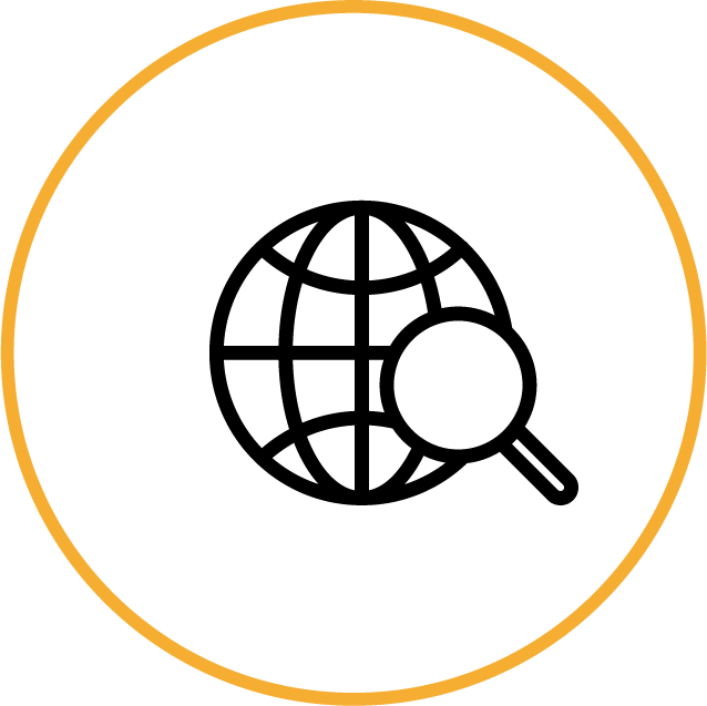Ikona globu i lupy w pomarańczowym okręgu - symbol wyszukiwarek internetowych.