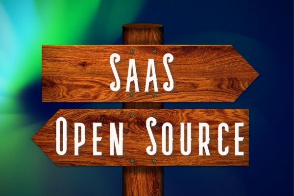 Baner z drewnianym drogowskazem nawiązującym do wyboru platformy w modelu SAAS lub open source.